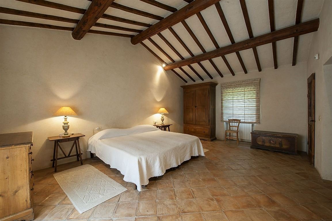 16-s576-bedroom