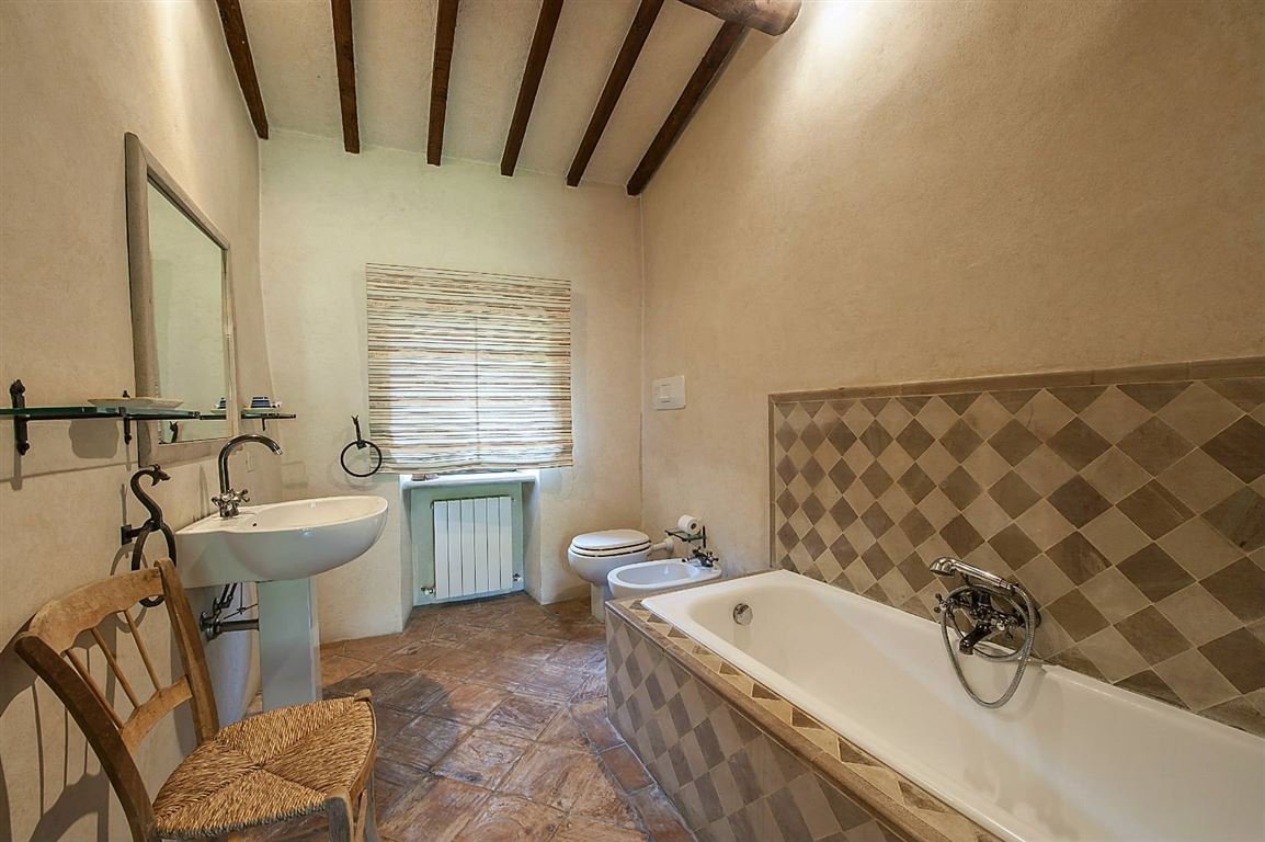17-s576-bathroom