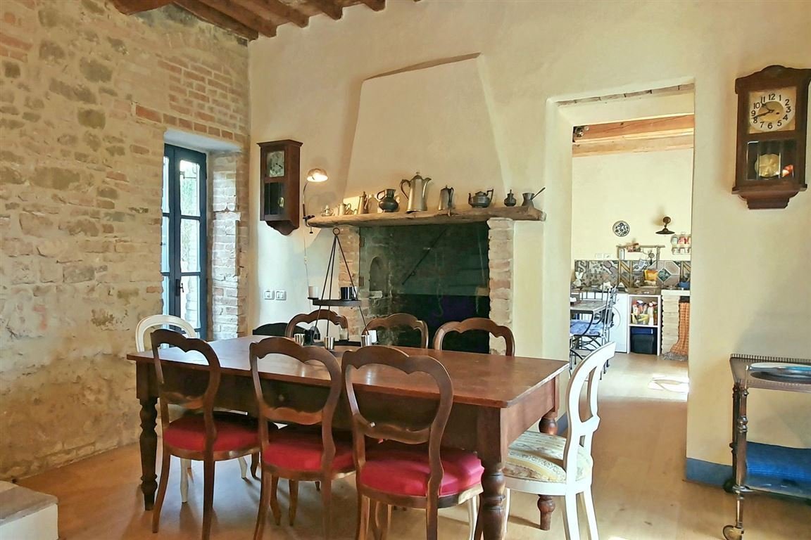 11-4633-dining-with-fireplace-Podere-tra-gli-Ulivi
