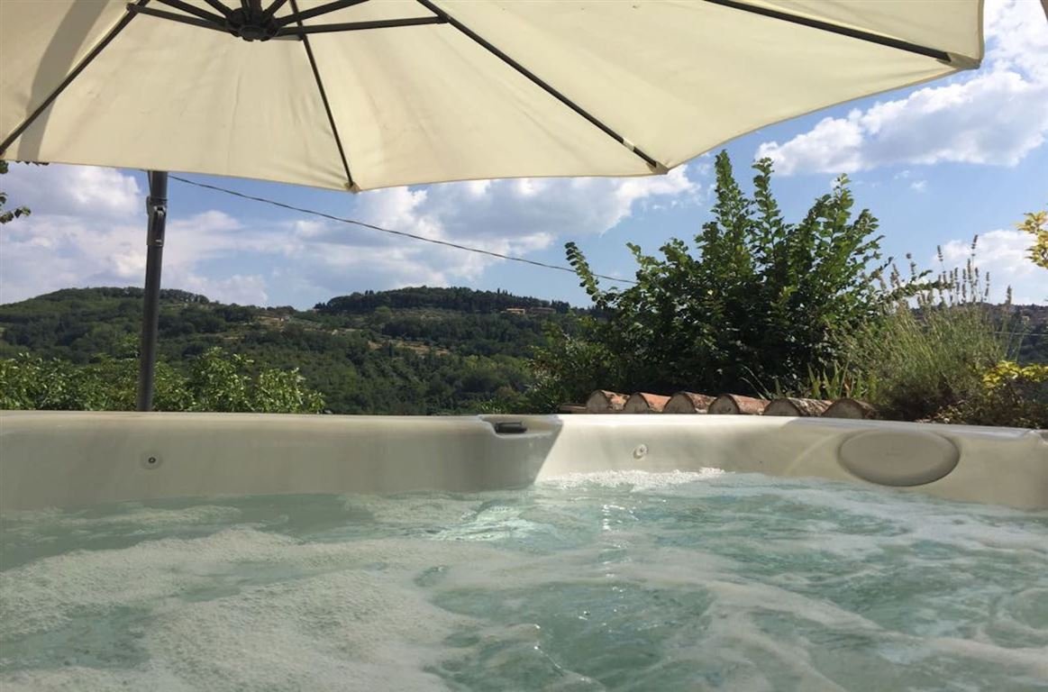 10-4633-outdoor-Jacuzzi.-sun-Podere-tra-gli-Ulivi
