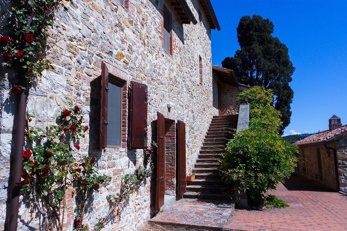 3-s594-farmhouse-for-sale-chianti-Casale-La-Madonn