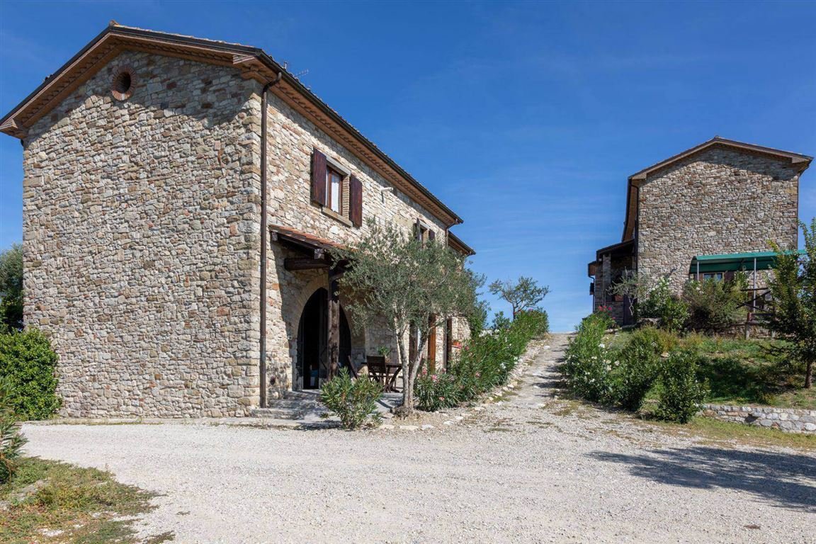 10-s586-outside-of-property-La_Torre_di_Celle_