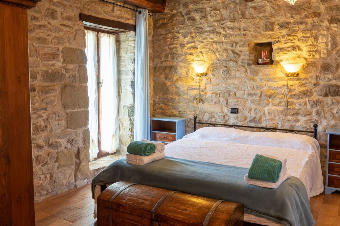 20-s586-bedroom-with-stone-walls-La_Torre_di_Celle 20-s586-bedroom-with-stone-walls-La_Torre_di_Celle
